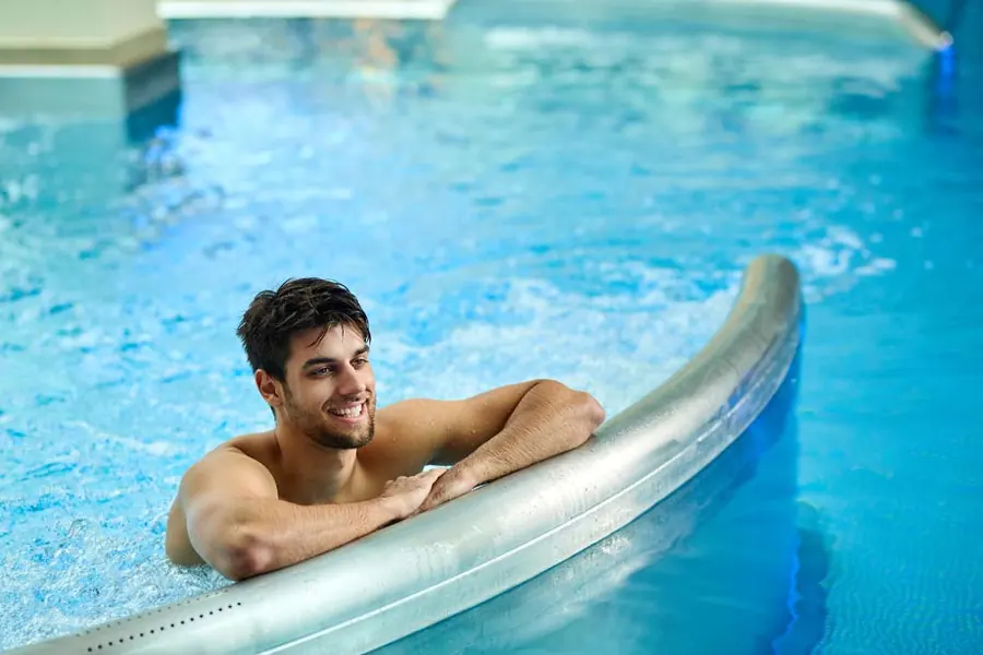 Swimming pool at Onyx by Modern Spaaces